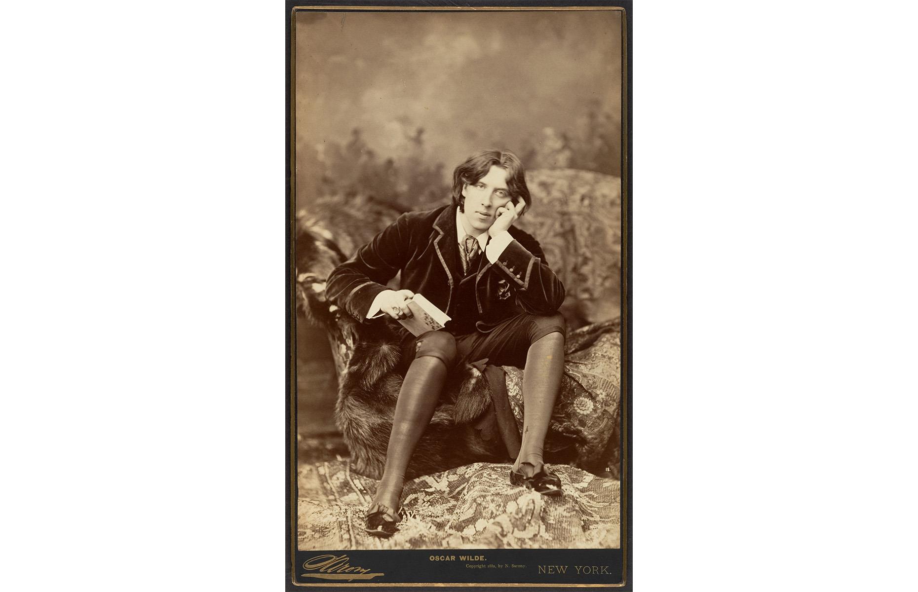 1882: Oscar Wilde’s collectible photographic portrait